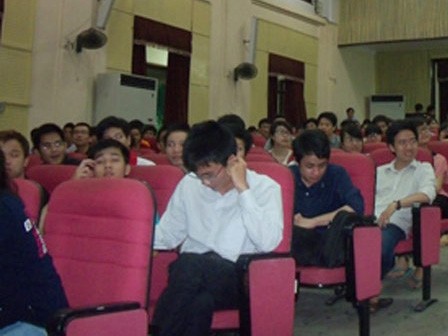 Doanh nghiệp đào tạo lại, có cần học trong trường?
