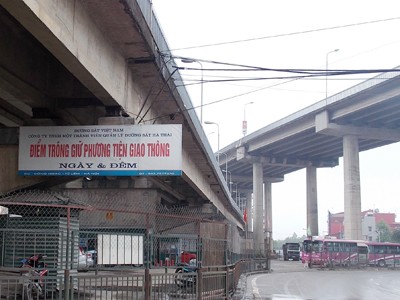 Gầm cầu Thăng Long, Long Biên thành bãi đỗ xe