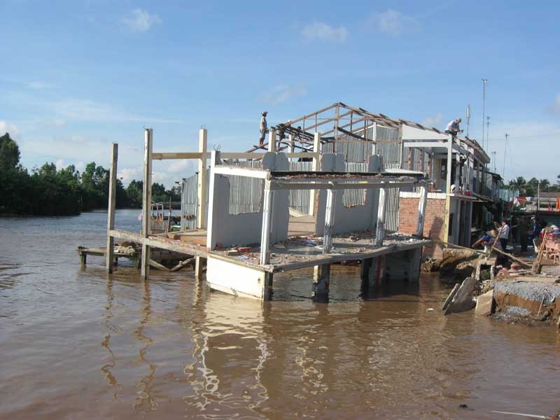 Sạt lở, ba căn nhà bị nhấn chìm xuống sông