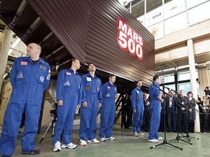 Các thành viên của đoàn phi hành Mars500 nói chuyện với các nhà báo sau khi rời khỏi phi thuyền mô phỏng ở Moscow hôm 4/11/11. (Nguồn: Reuters)