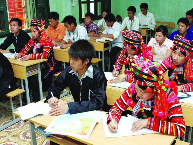 Học sinh PTTH huyện Mường Tè, Lai Châu đang ôn luyện chuẩn bị cho kỳ thi tốt nghiệp Ảnh: Lê Thanh