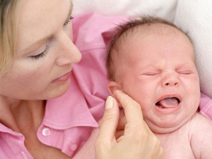 Tại sao bé khóc mỗi khi bú mẹ