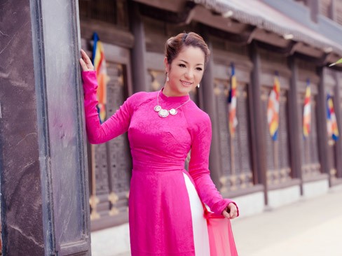 Danh hài Thúy Nga diện áo dài hồng rực vãn cảnh chùa