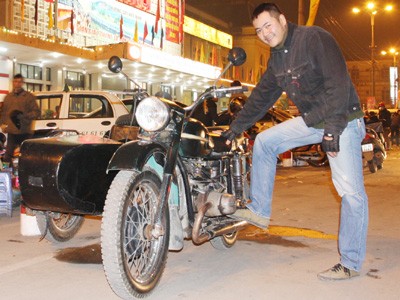 Trần Minh bên chiếc Sidecar của mình