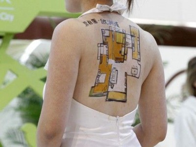 Thiếu nữ tiếp thị bất động sản trên lưng trần