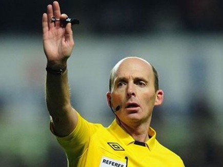 'Kẻ đáng ghét' Mike Dean bắt chính derby Manchester