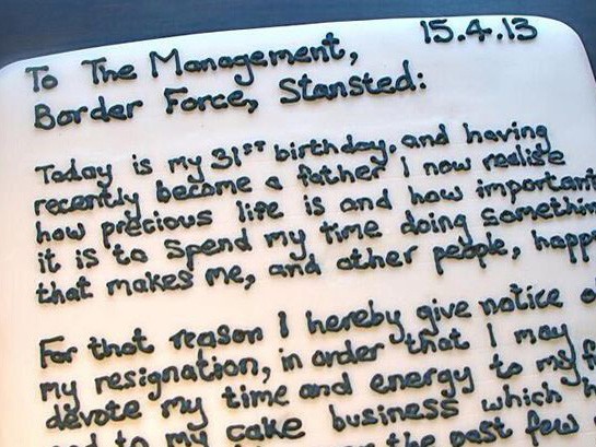 Viết thư từ chức trên bánh kem