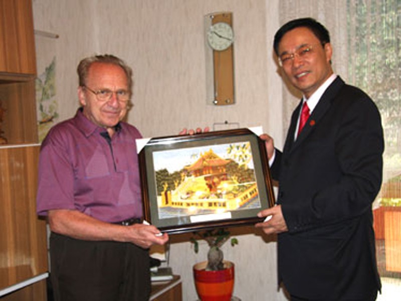 Hellmut Kapfenberger (trái), người viết Hồ Chí Minh - Một biên niên sử. Ảnh: TTX