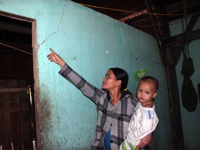 Nhà dân tại huyện Bắc Trà My (Quảng Nam) bị nứt do rung chấn động đất Ảnh: trần lê lâm
