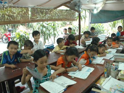 Lớp học bên hiên trại phong