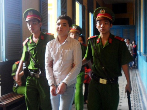 Ngồi tù vì... bạn gái bốc lửa