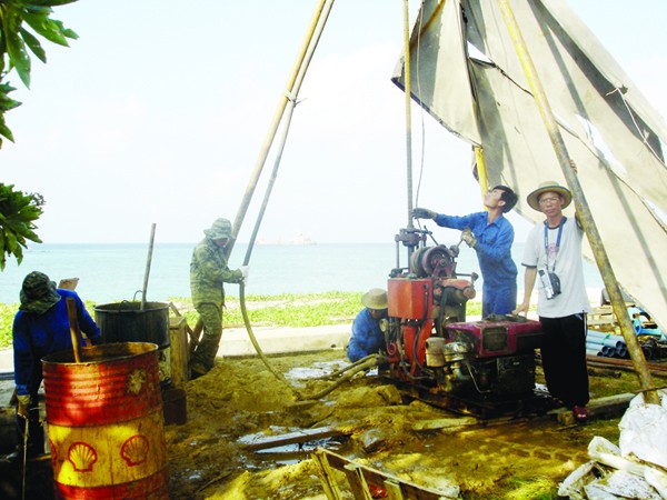 Nhóm nghiên cứu ra đảo Sinh Tồn khảo sát