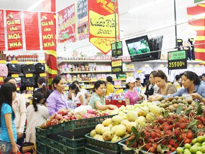 Siêu thị Co-op Mart tham gia chương trình bình ổn giá, bán hàng giá rẻ cho người dân Ảnh: LT