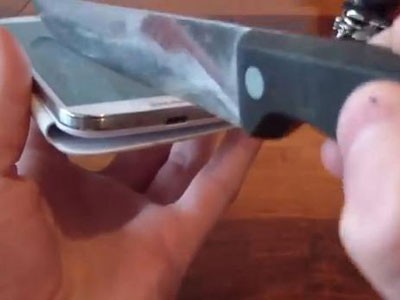 Galaxy S4 thử độ bền bằng dao