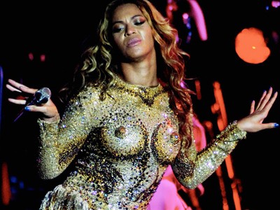 Beyonce lộ ngực với bộ jumpsuit 'độc'?