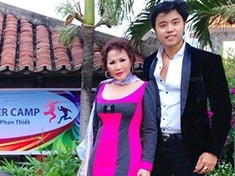 Hoàng Việt lại khoe 'bồ già' xì tin váy bó