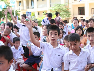 Tặng hơn 26.000 ly sữa cho trẻ em nghèo Quảng Bình