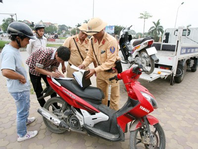 Thanh niên dễ lách luật khi vi phạm luật giao thông (ảnh chỉ mang tính minh họa). Ảnh: Xuân Phú