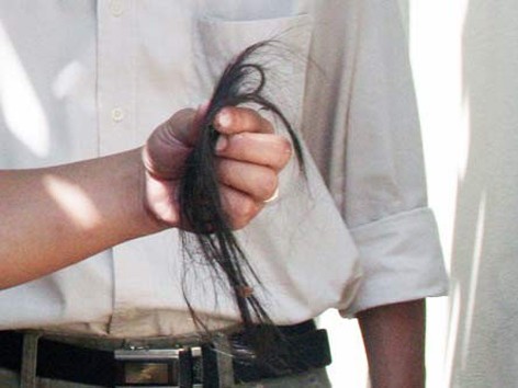Nữ sinh bị người lạ xông vào cắt tóc giữa trường