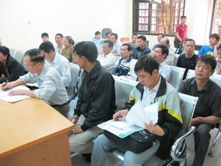 Mang cả va li giấy tờ đi sang tên đổi chủ phương tiện