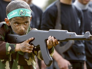 Bộ Giáo dục Hamas dạy học sinh bắn AK và đánh bom?