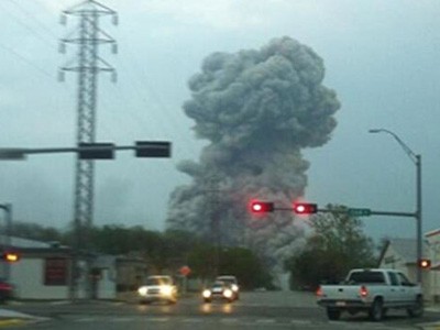 Khói bốc lên từ hiện trường vụ nổ ở nhà máy phân bón tại bang Texas