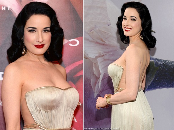 Vũ nữ thoát y Dita Von Teese khéo léo khoe vòng một