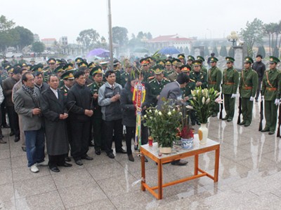 Lễ an táng hài cốt anh hùng, liệt sĩ Lê Đình Chinh tại nghĩa trang liệt sĩ Hàm Rồng (TP Thanh Hóa) sáng 6- 1- Ảnh: Hoàng Lam