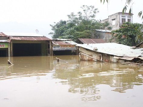Chiều ngày 4/10 nhiều khu vực ở Đại Lộc vẫn ngập sâu trong nước