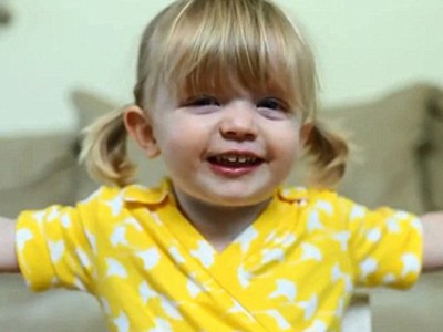 Bé 2 tuổi làm video siêu dễ thương chúc mừng sinh nhật mẹ