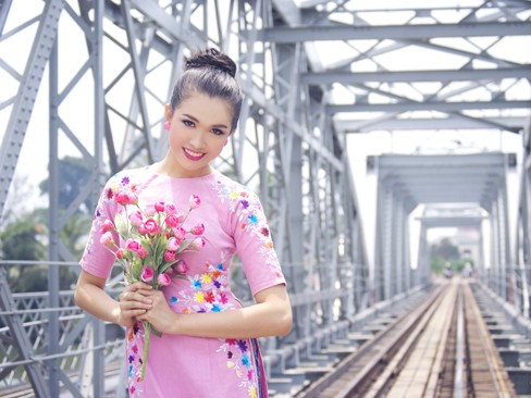 Lệ Hằng rực rỡ dưới nắng hè với áo dài cách điệu