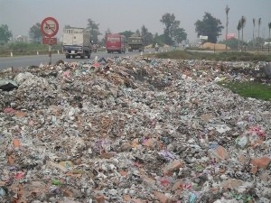 Đổ rác không đúng quy định có thể bị phạt 2 tỷ đồng
