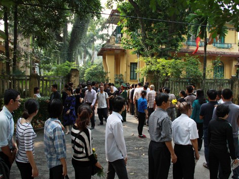 Người dân tới ngôi nhà số 30 Hoàng Diệu, Hà Nội để tưởng niệm Đại tướng Võ Nguyên Giáp Ảnh: công khanh