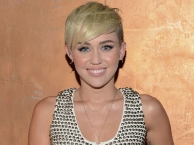 Miley Cyrus bị ‘bắt quả tang’ hút ma túy