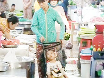 Mang trẻ bại não đi ăn xin