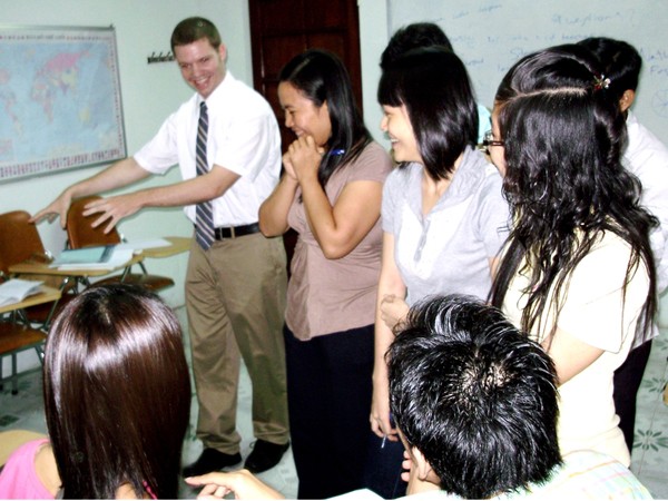 Nathan trong buổi hướng dẫn các giáo viên tại Đà Nẵng