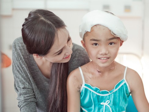 Mai Phương Thúy thăm em bé gặp tai nạn thương tâm