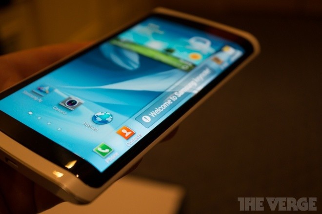 Samsung trình diễn smartphone màn hình dẻo