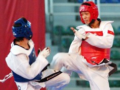 Lê Huỳnh Châu (phải) là một trong hai võ sỹ Taekwondo VN giành quyền dự Olympic 2012 Ảnh: VSI