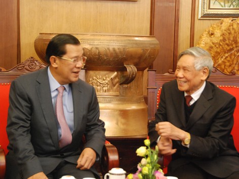 Thủ tướng Hun Sen thăm 'thủ trưởng' cũ Lê Khả Phiêu và Lê Đức Anh