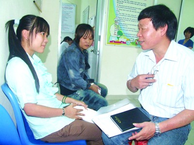 Phóng viên trao đổi với hai nữ sinh viên năm nhất Cao đẳng Bách khoa Đà Nẵng đến trạm y tế khám bệnh trầm cảm. Ảnh: QD