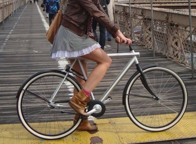 Bé gái đi xe đạp bị kẹt ở dải phân cách không thể sang đường