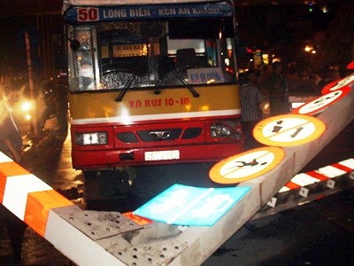 Xe buýt 'đại náo' cầu vượt