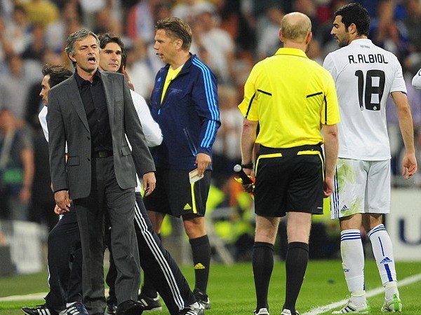 Mourinho bị treo giò năm trận