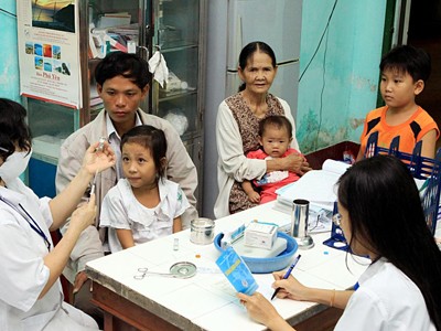 Kiểm tra vắc xin trước khi tiêm cho trẻ