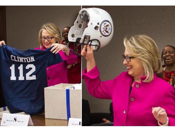 Trở lại nhiệm sở, bà Hillary Clinton được tặng áo cầu thủ