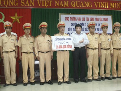 Lãnh đạo tỉnh Bắc Giang thưởng nóng tổ tuần tra CSGT, Công an huyện Tân Yên