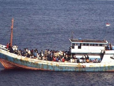 Lật thuyền chở 200 người ở Úc