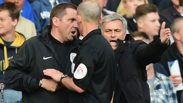 Mourinho luôn xích mích với các trọng tài trong các trận đấu Chelsea gặp bất lợi