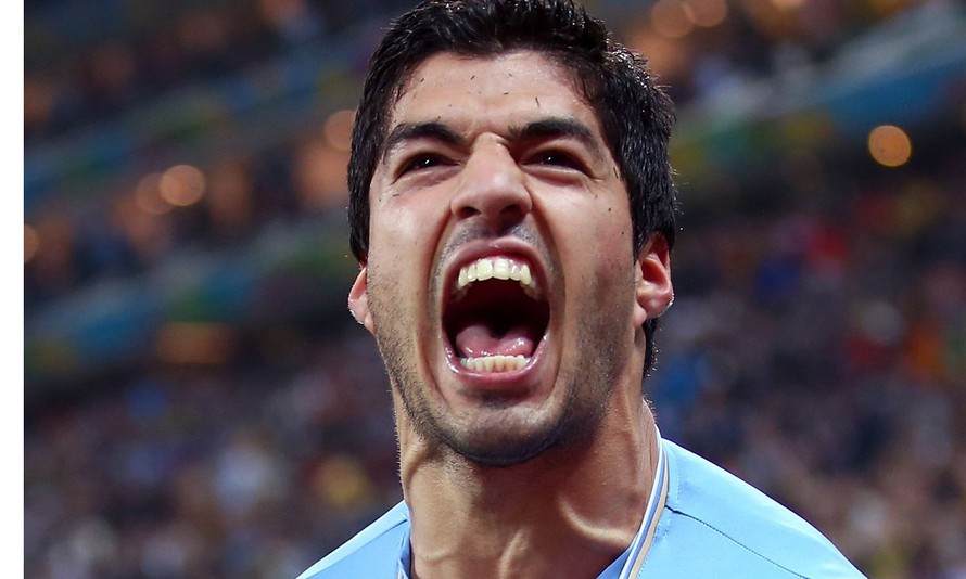 Suarez nổi tiếng với hành động quái dị